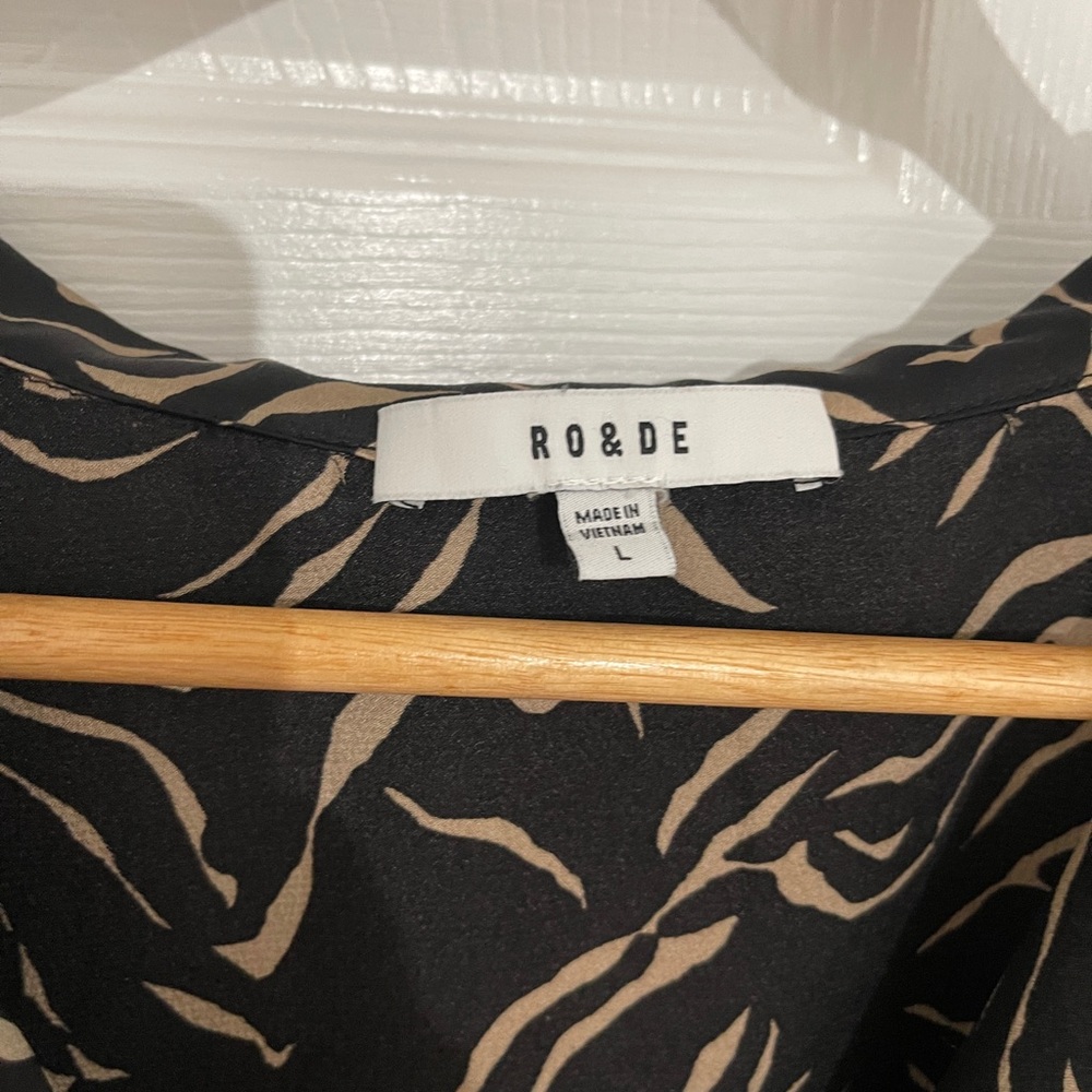Ro & De V-neck Collared Top - Picture 8 of 9